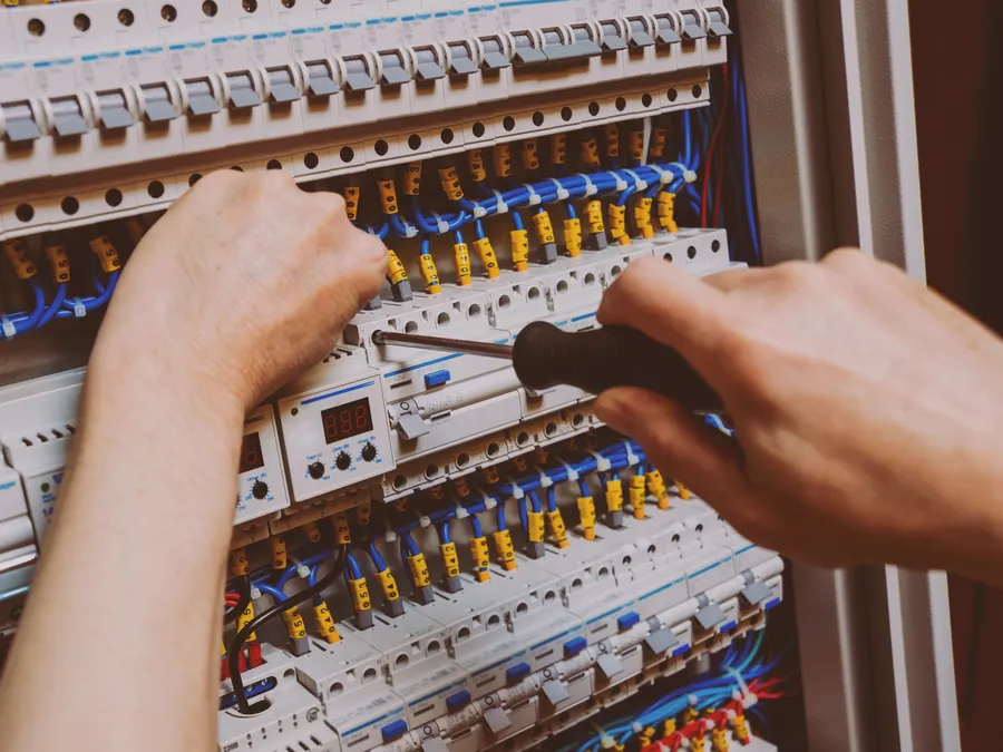 Mise aux normes par un électricien à Paris